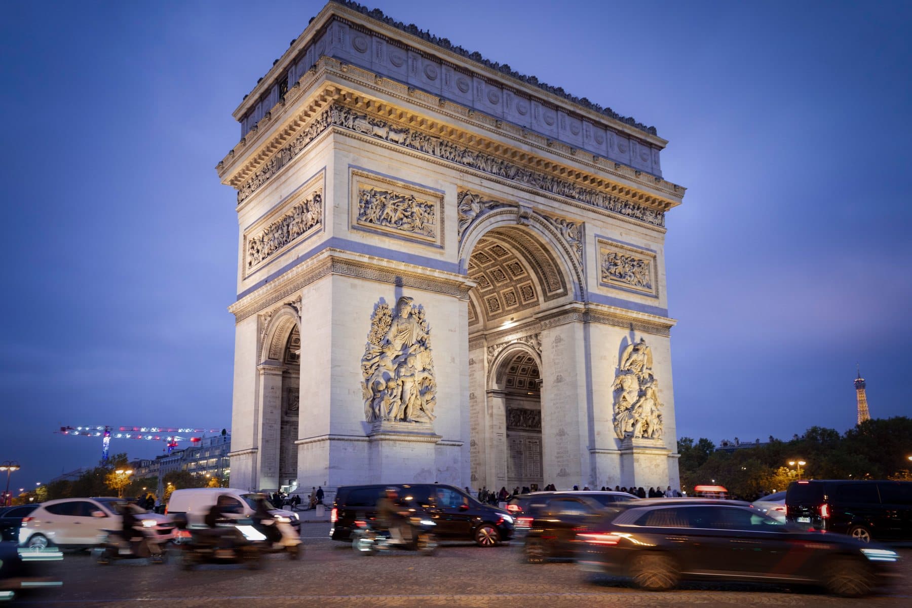 L'Arc de Triomphe à Paris à la tombée de la nuit